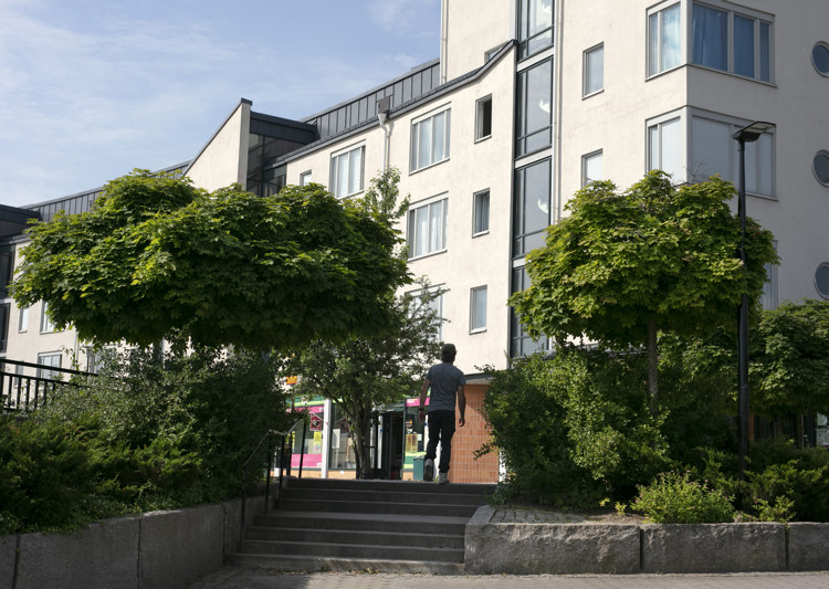 Vi utvecklar och förvaltar hyreslägenheter och kommersiella lokaler inom Sollentuna kommun.
