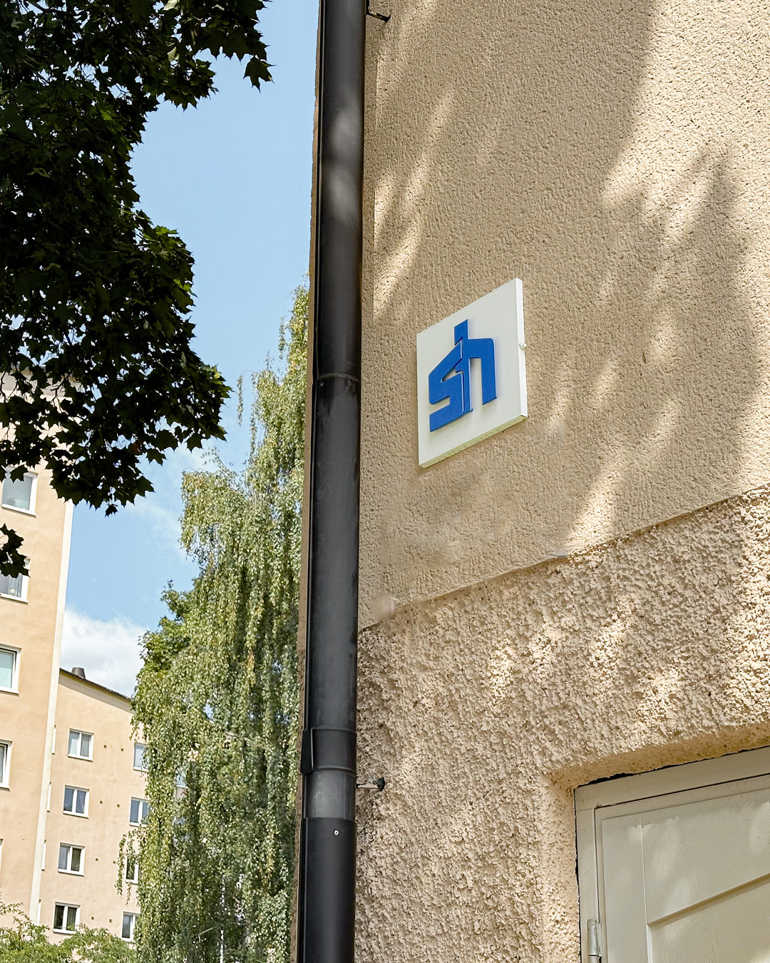 SH-logga_Fasad_Skyttevägen (1).jpg