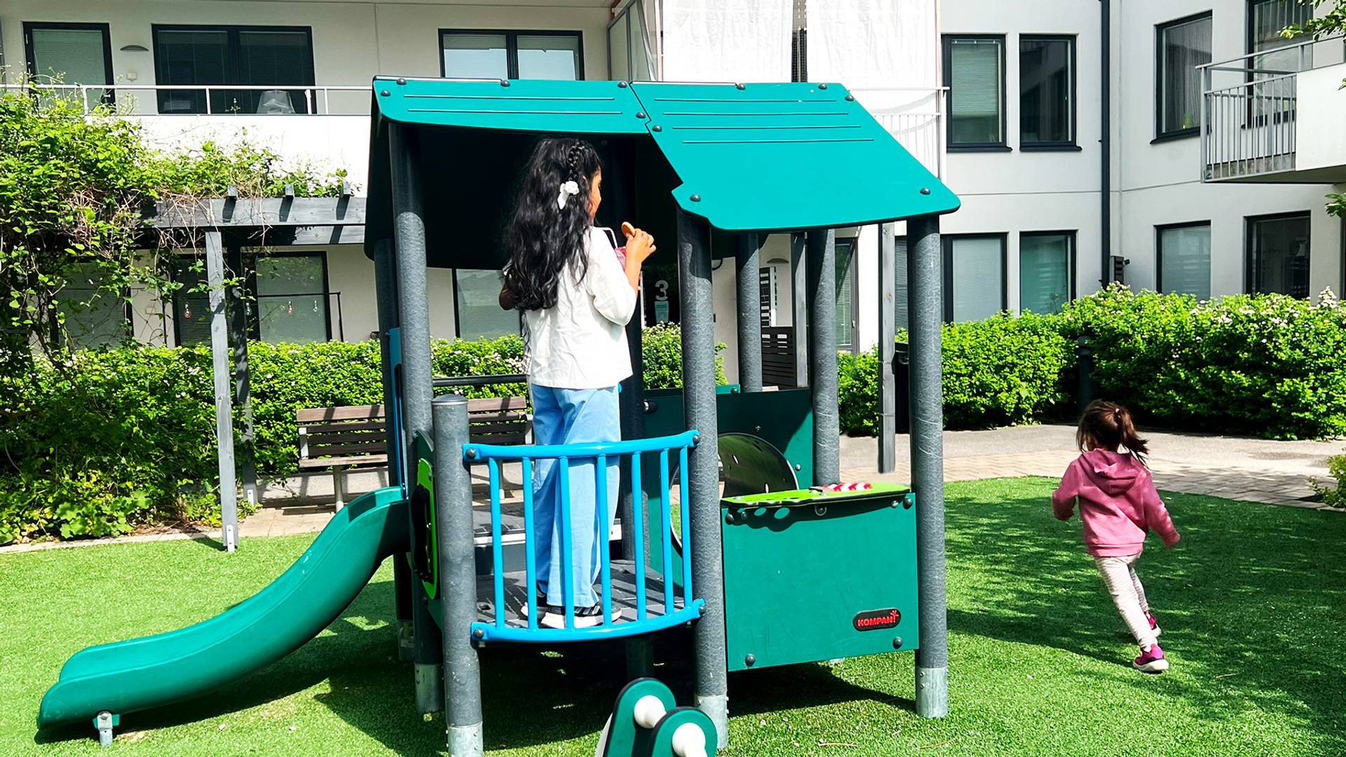 Lek på lekplatsen (1).jpg