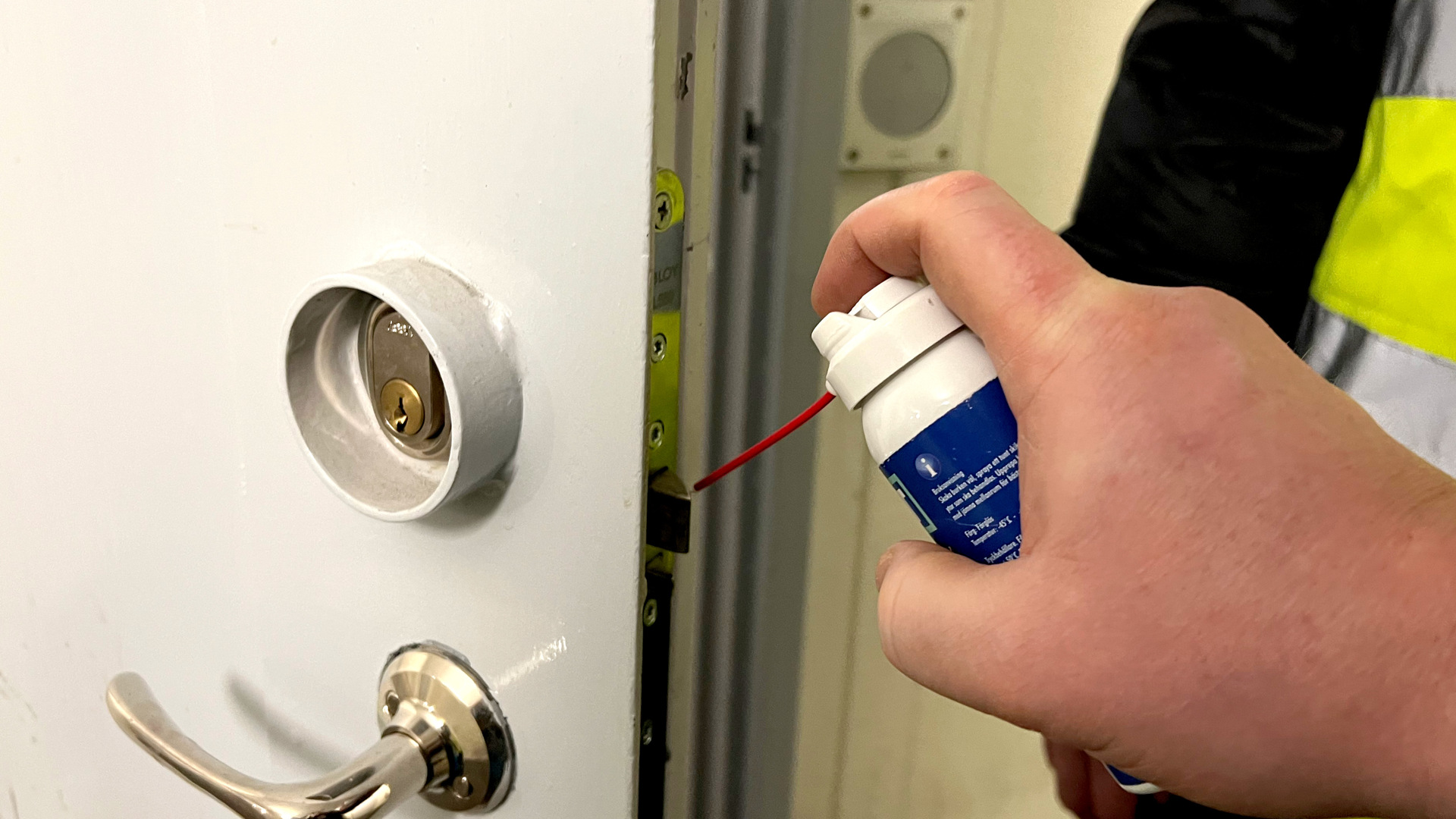 Låssmörjning dörr.jpg