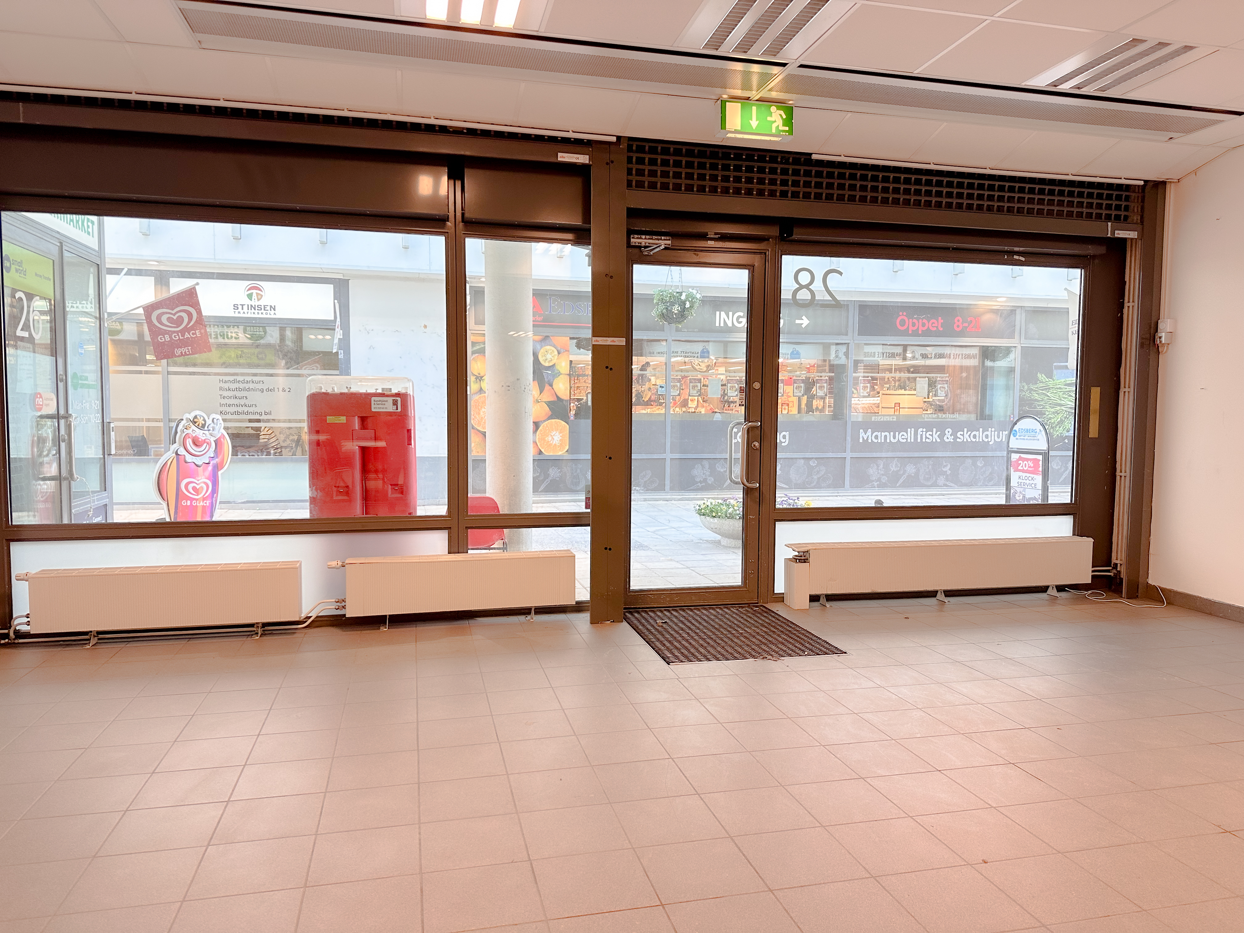 Edsbergs torg 28 - Skyltföntser.jpg