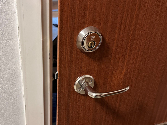 Dörr-våld i hemmet.jpg