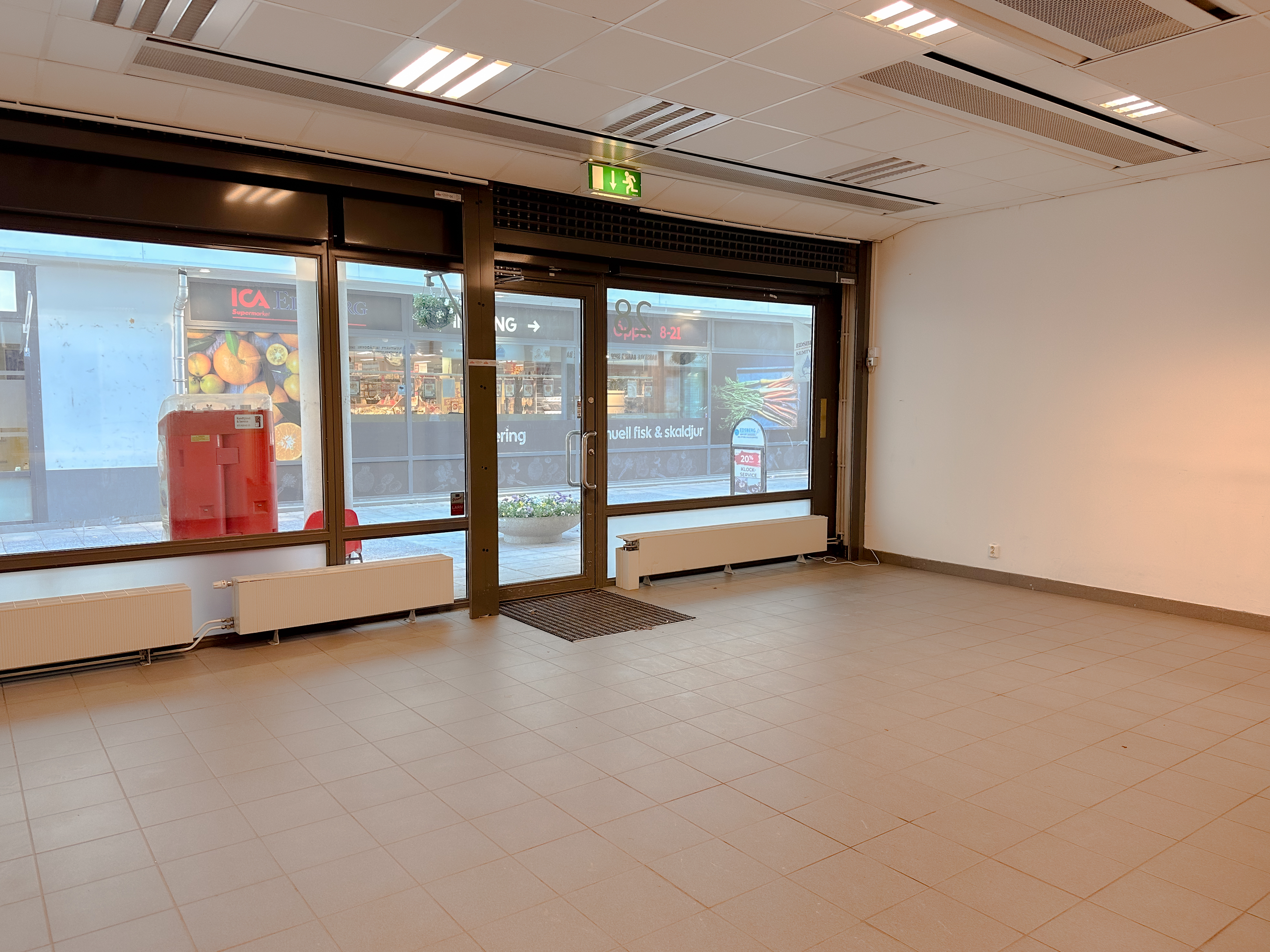 Edsbergs torg 28 - Skyltfönster 2.jpg